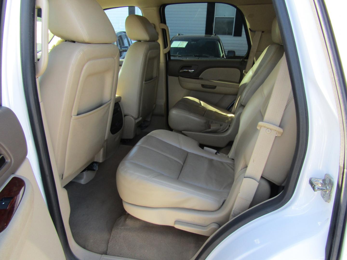 2011 White /Tan Chevrolet Tahoe LT 2WD (1GNSCBE05BR) with an 5.3L V8 OHV 16V FFV engine, Automatic transmission, located at 15016 S Hwy 231, Midland City, AL, 36350, (334) 983-3001, 31.306210, -85.495277 - Photo#4